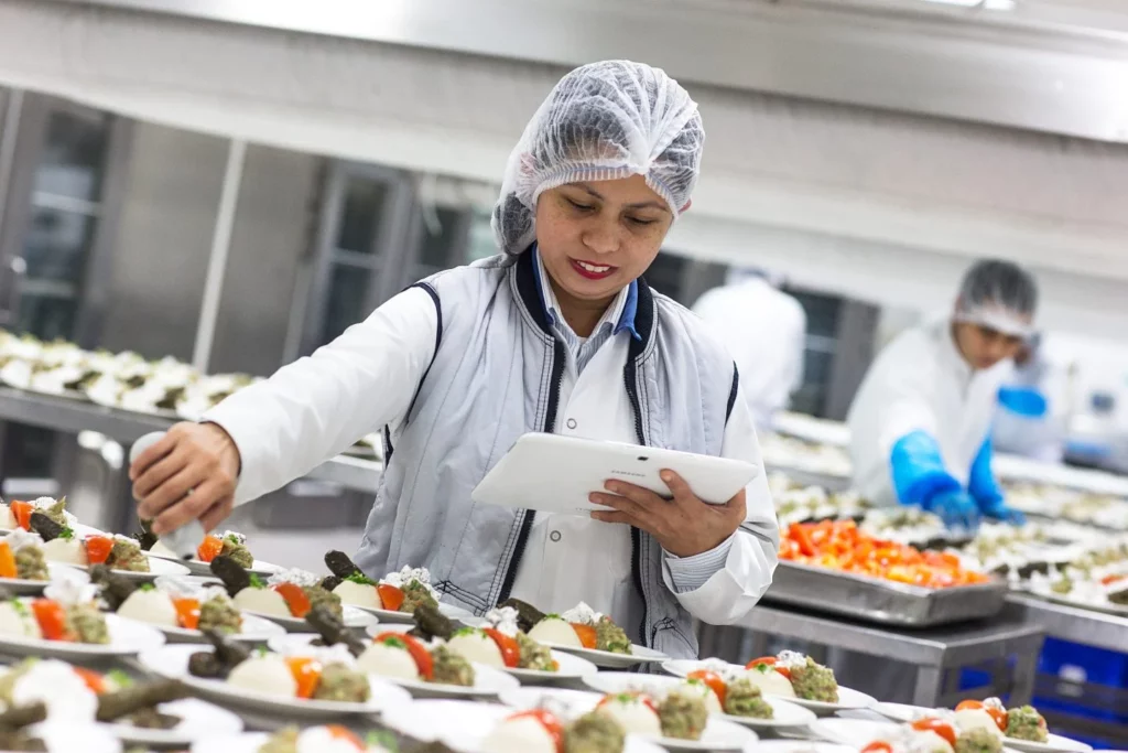 emirates_catering_facility_-_food_safety_quality_checks-1440x960-1-1024x683